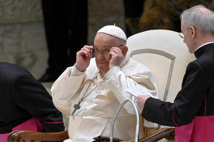 papa francesco si mette gli occhiali da seduto