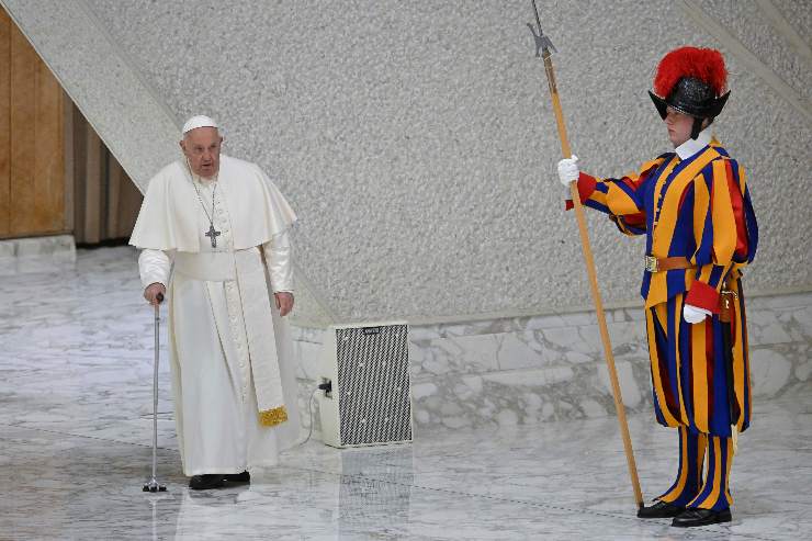 papa francesco in piedi e una guardia svizzera