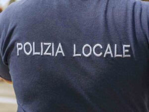 un agente della polizia locale