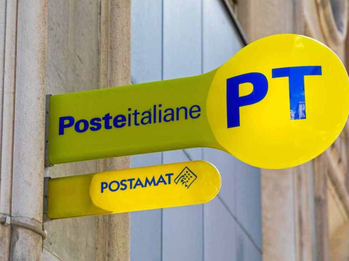 Logo di Poste italiane fuori da un ufficio postale