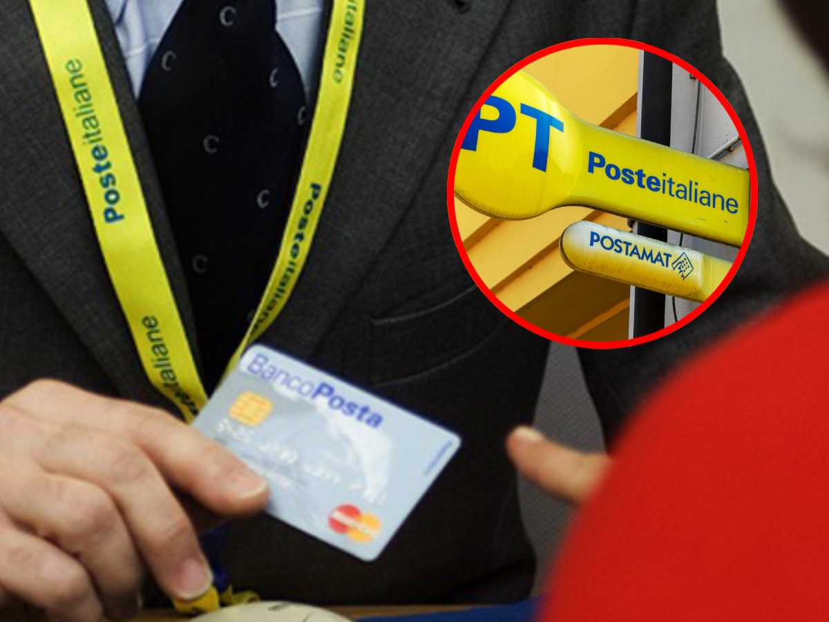 Un operatore di Poste Italiane che consegna una carta di credito. In un cerchio sulla destra, il simbolo di Poste Italiane