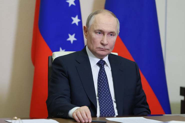 putin seduto con espressione seria