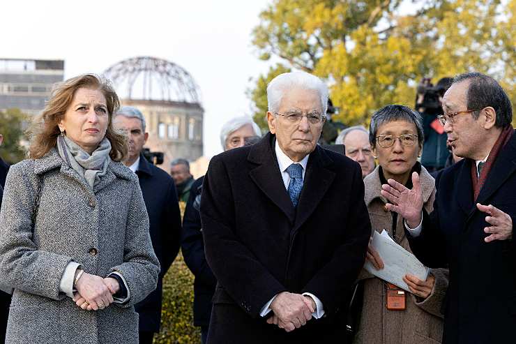 sergio mattarella in mezzo ad altre persone