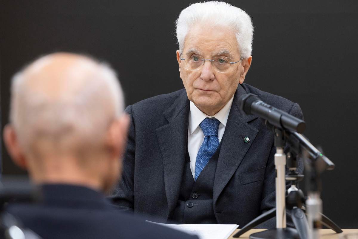 sergio mattarella seduto di fronte a una persona