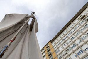 statua papa fuori ospedale