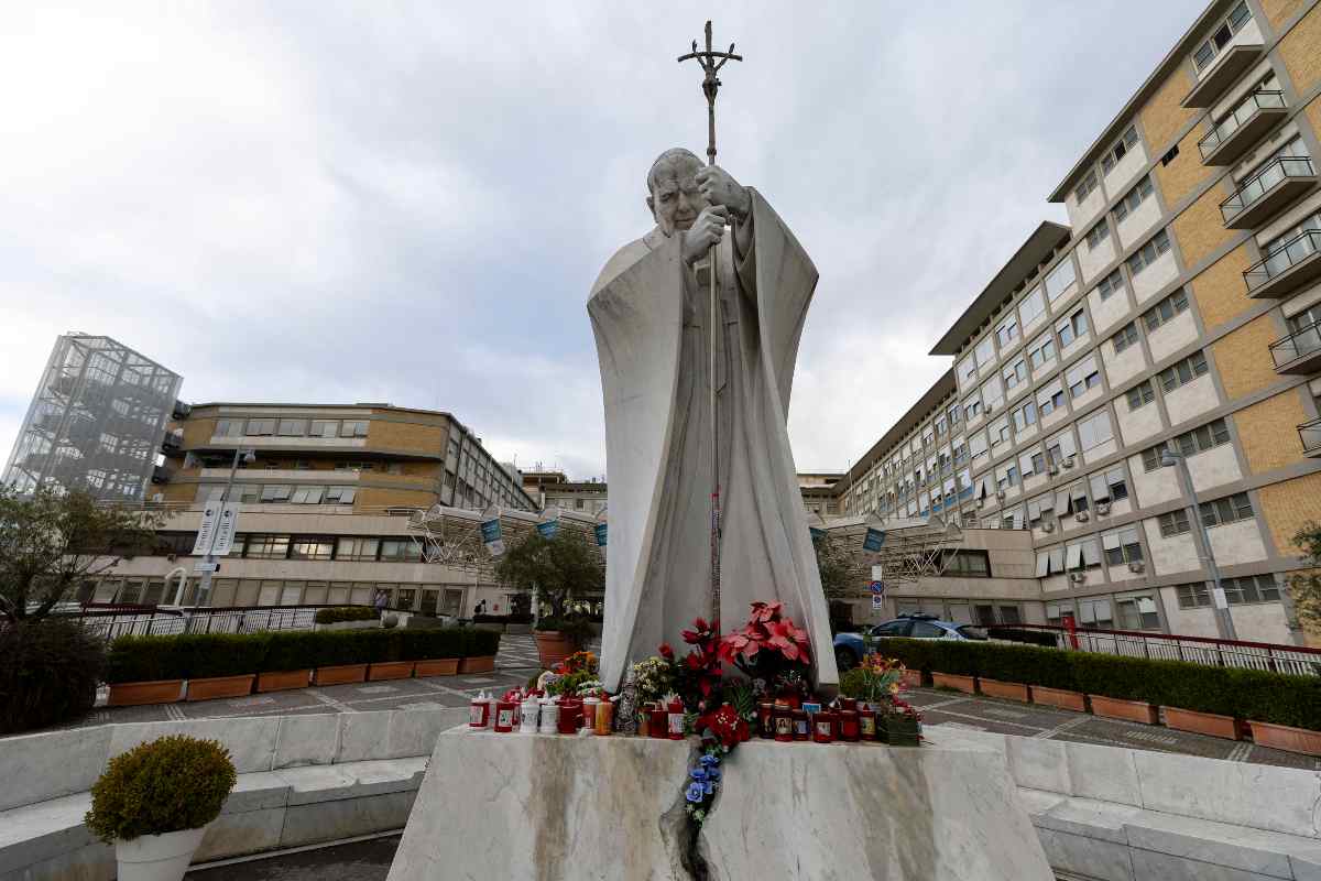 statua papa fuori ospedale