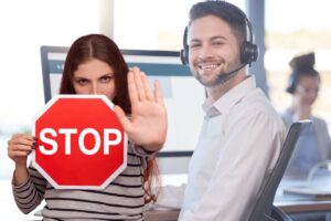 call center e ragazza con il segnale stop