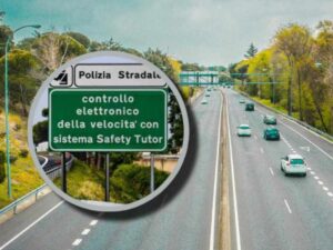 Cartello verde della polizia stradale per controllo elettronico della velocità sull'autostrada