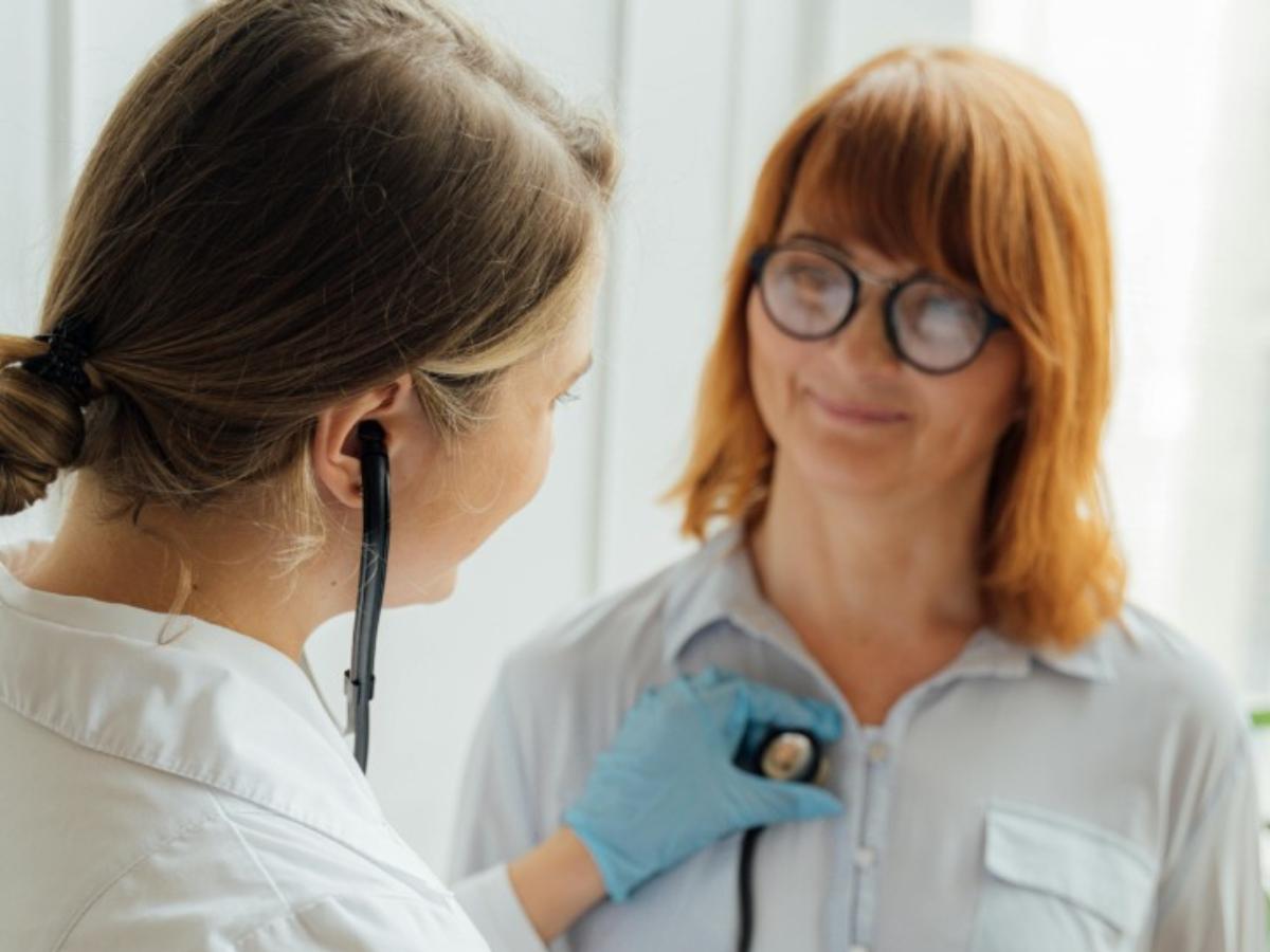 Visita medica: una dottoressa ausculta il petto di una paziente