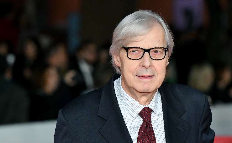 vittorio sgarbi in posa con il viso serio