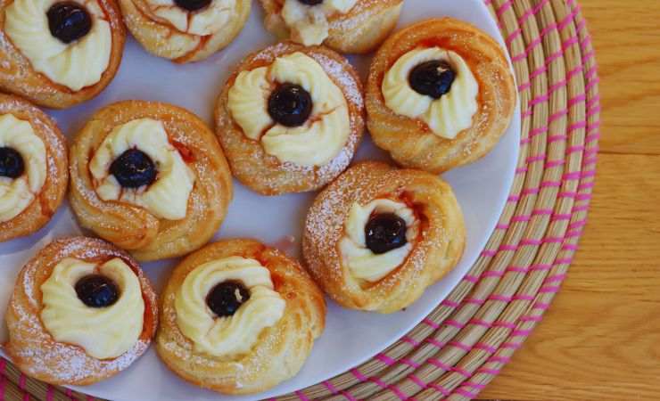 zeppole san giuseppe in un piatto viste dall'alto