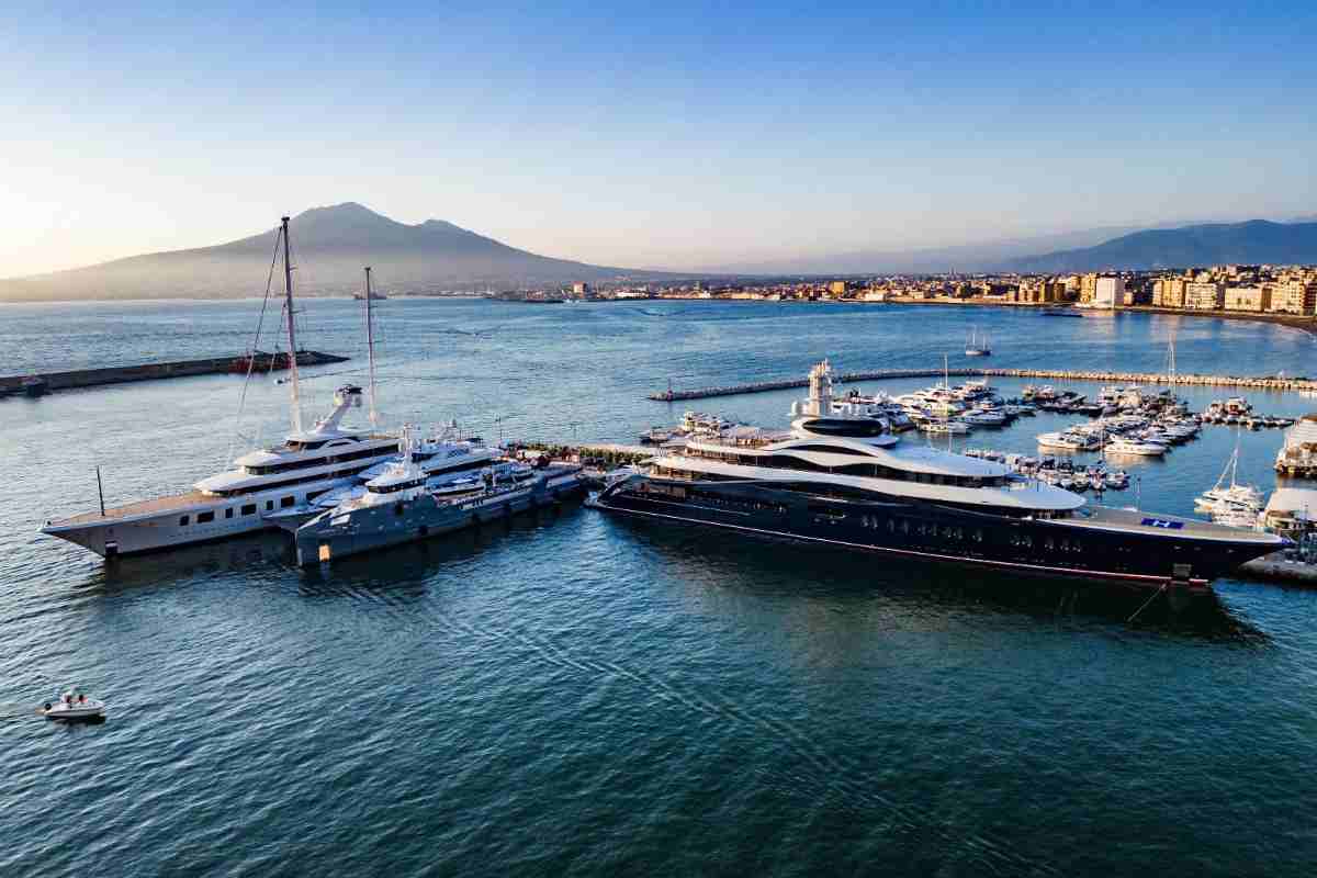 folla di curiosi per il superyacht di Zuckerberg